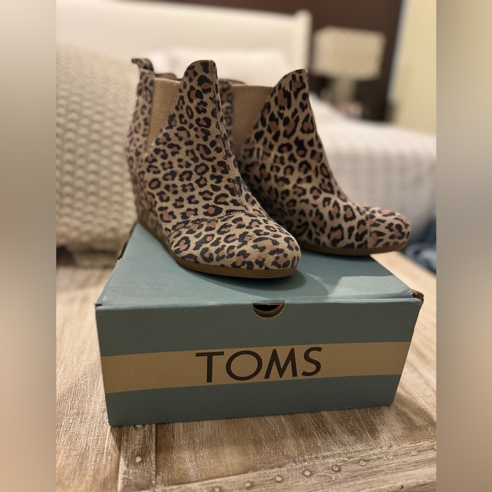 Desert Tan Leopard Print Suede booties